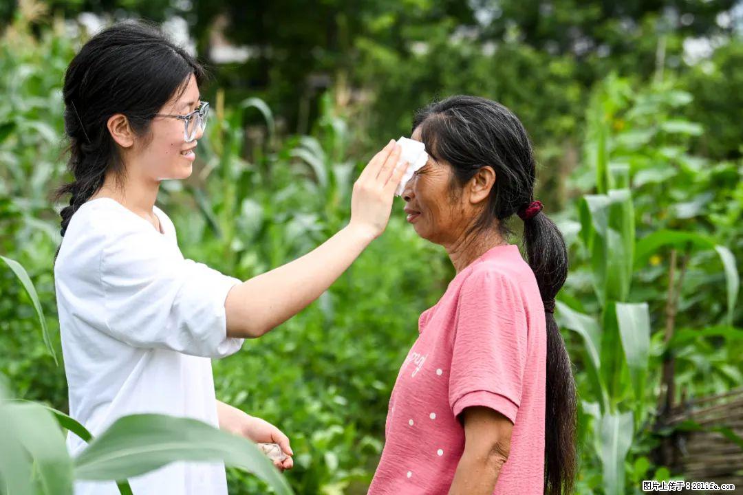 全网追的“扁担女孩”,找了一份暑假工,时薪12元 - 五家渠生活资讯 - 五家渠28生活网 wjq.28life.com