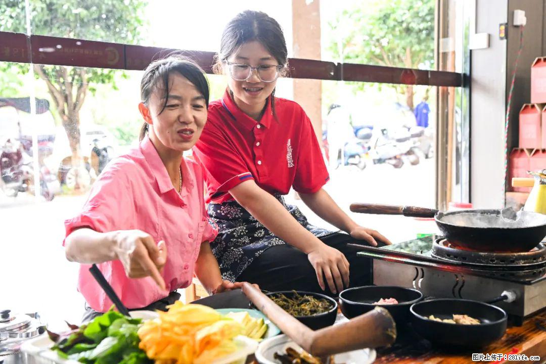全网追的“扁担女孩”,找了一份暑假工,时薪12元 - 五家渠生活资讯 - 五家渠28生活网 wjq.28life.com