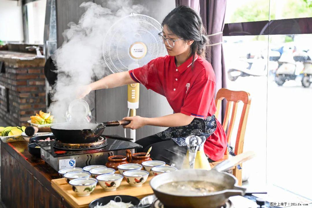 全网追的“扁担女孩”,找了一份暑假工,时薪12元 - 五家渠生活资讯 - 五家渠28生活网 wjq.28life.com